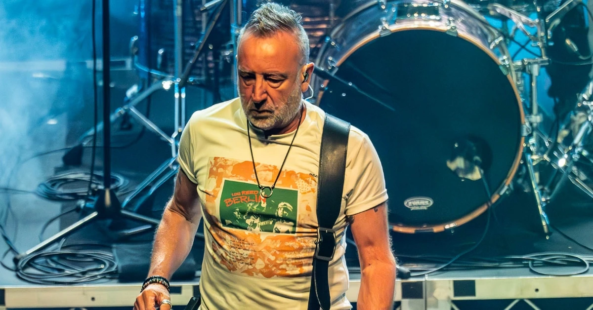 Peter Hook (Jason Mooney)