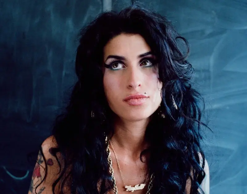 Por que ‘Back to Black’, de Amy Winehouse, segue atual aos 20 anos