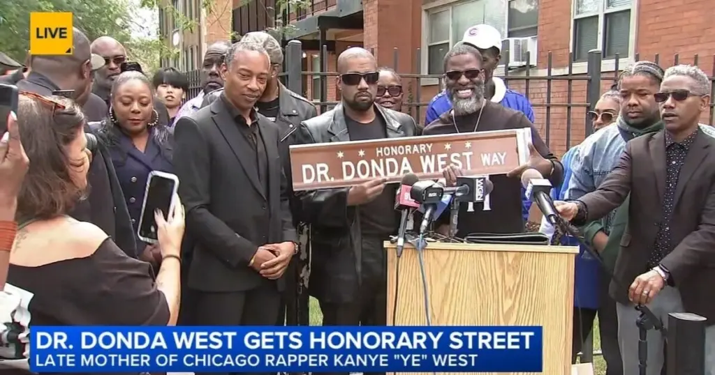 Kanye 'Ye' West participou da cerimônia que inaugurou a 'Dr. Donda West Way' em Chicago (Reprodução/TV)