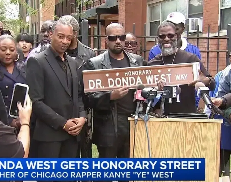 Kanye 'Ye' West participou da cerimônia que inaugurou a 'Dr. Donda West Way' em Chicago (Reprodução/TV)