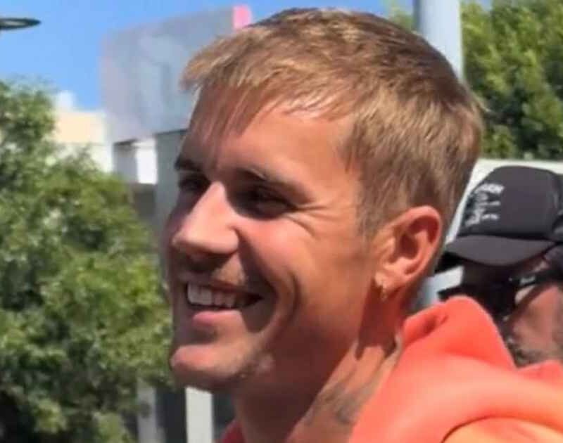 Sumido dos palcos, Justin Bieber toca com amigos em parque de Los Angeles