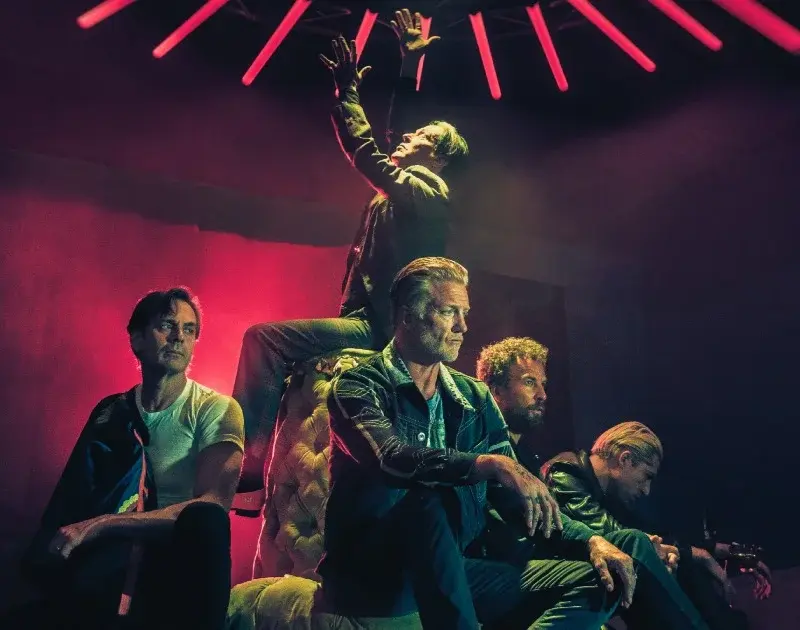 Queens of the Stone Age lança ‘Where the Goth Girls At?’, faixa do novo disco