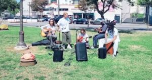 Justin Bieber toca com amigos no MacArthur Park, em Los Angeles (Reprodução X)