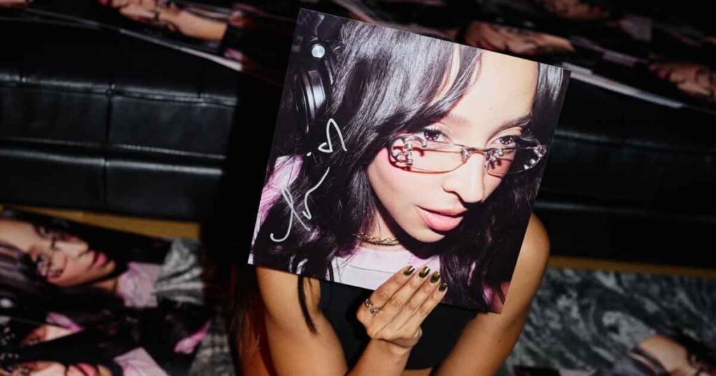 Tinashe posa com a capa do disco "Popstar" (Reprodução Instagram)