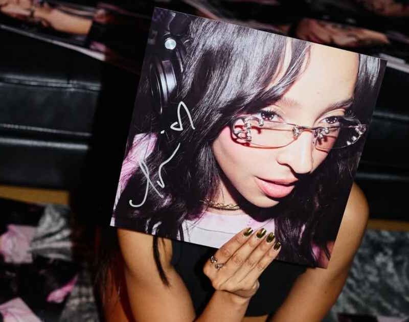 Tinashe posa com a capa do disco "Popstar" (Reprodução Instagram)