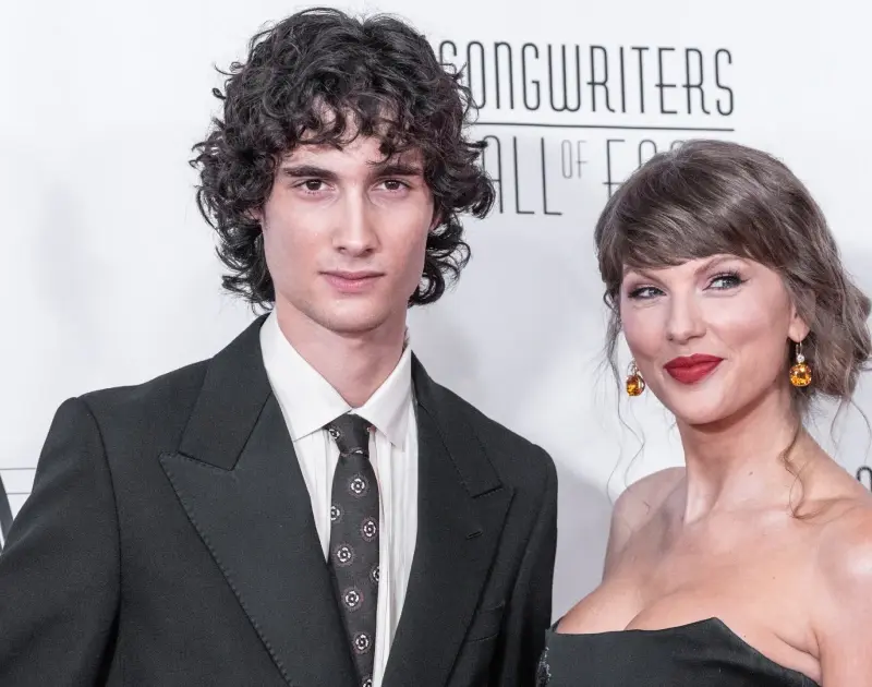 Sombr revela que aprendeu a lidar com críticas após conselho de Taylor Swift
