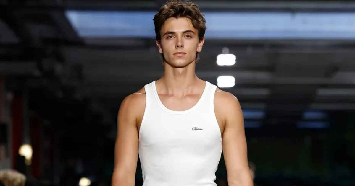 Jayden James desfila durante o desfile de moda masculina Primavera/Verão 2027 da Vetements, na Semana de Moda de Paris, em junho de 2026, em Paris, França. (Billboard/Estrop/Getty Images)