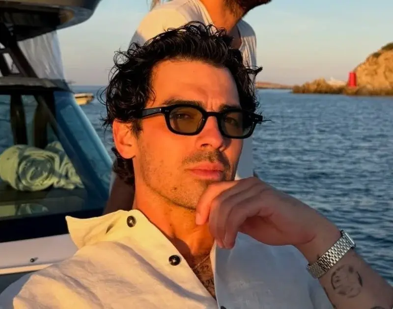 Joe Jonas desabafa após acidente entre barcos na Itália: ‘Aterrorizante’