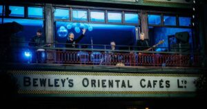U2 no balcão do Bewley's (Rich Fury)
