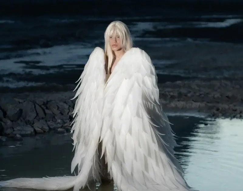 Melanie Santiler busca identidade e liberdade no álbum de estreia ‘Los Cisnes’