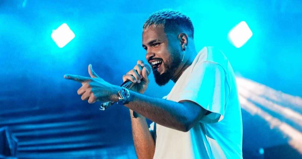 Yan durante show no Samba Recife (Divulgação)