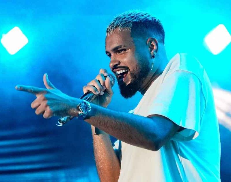Yan transforma falha de som em coro no Samba Recife; veja aqui