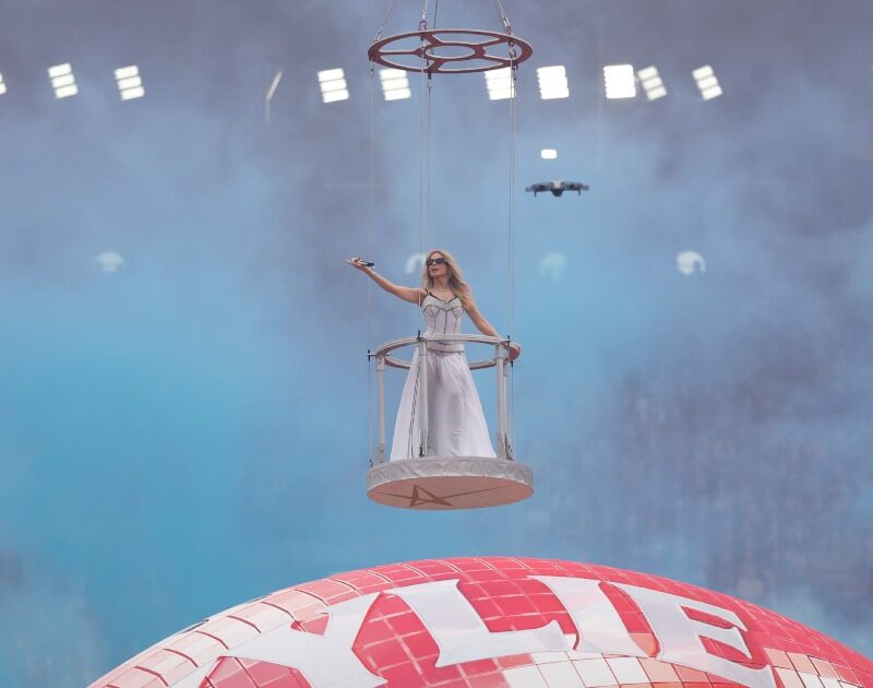 Kylie Minogue ‘voa’ sobre estádio durante show para 100 mil pessoas na Austrália