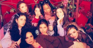 Flor Gil e elenco fr Confissões de Adolescente - O Musical (Amanda Aguiar)