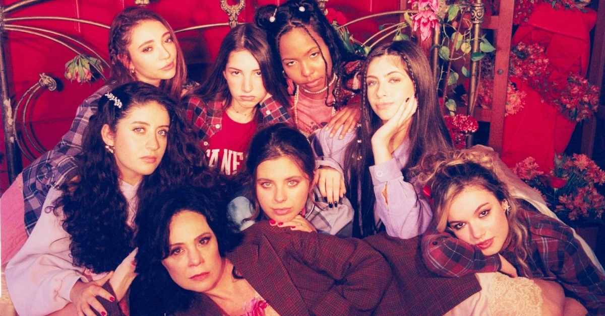 Flor Gil e elenco fr Confissões de Adolescente - O Musical (Amanda Aguiar)