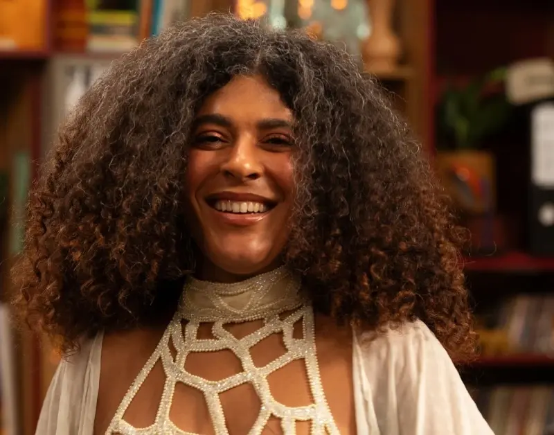 Tiny Desk Brasil: Josyara leva o público às lágrimas com violão percussivo