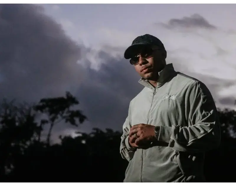 Trem Caro lança ‘Somos Vilões’, single de trap romântico