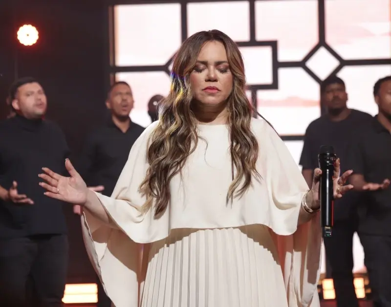 Sarah Farias pede coragem para defender a fé em ‘Obra Santa’; veja
