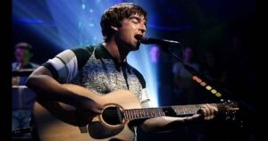 Noel Gallagher durante apresentação do Oasis no MTV Unplugged em 1996 (Reprodução Youtube)