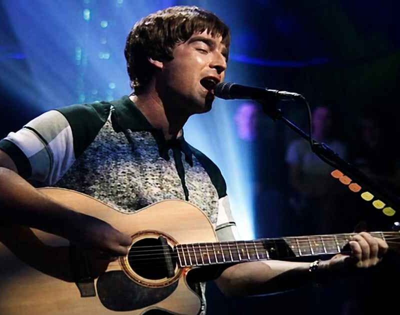 Noel Gallagher durante apresentação do Oasis no MTV Unplugged em 1996 (Reprodução Youtube)