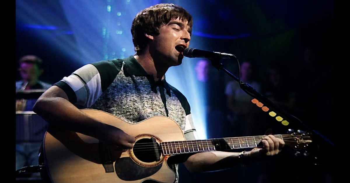 Noel Gallagher durante apresentação do Oasis no MTV Unplugged em 1996 (Reprodução Youtube)