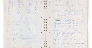 Caderno de Freddie Mercury com letras e notas manuscritas (Reprodução)