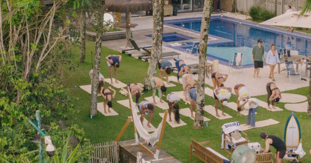 Público do WSL praticam ioga na Casa Corona, com Corona Cero, durante a etapa de Maresias (Divulgação)