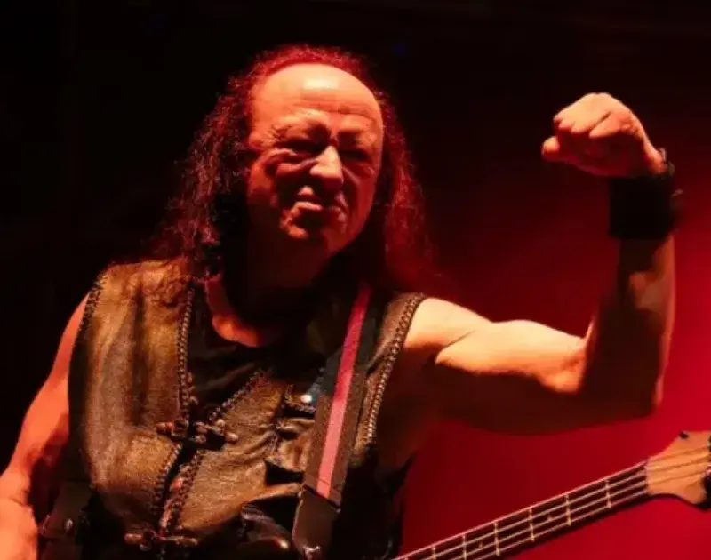Morre Cronos, vocalista e baixista do Venom, aos 63 anos