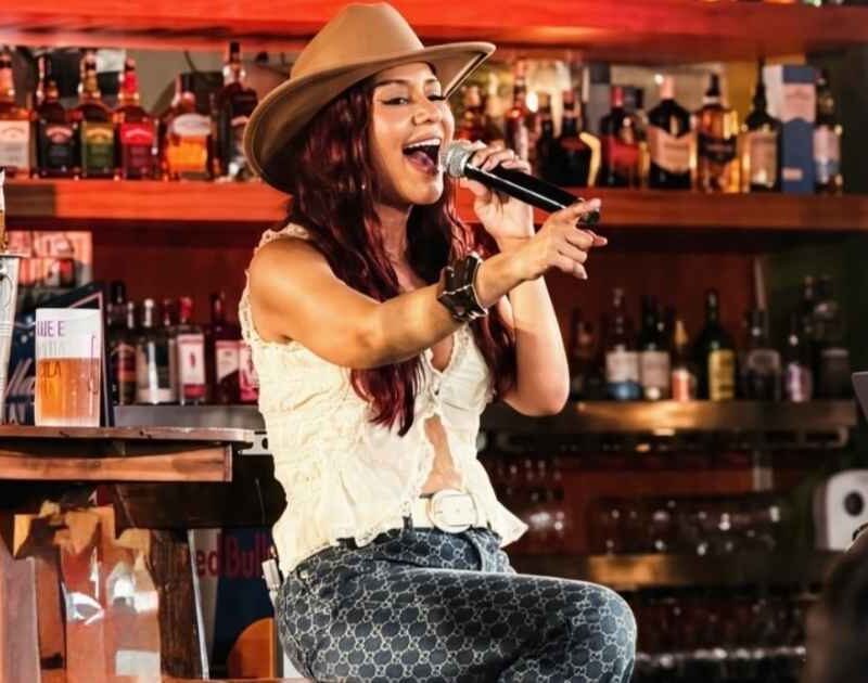 Priscila Senna grava clipe surpresa em bar no Recife