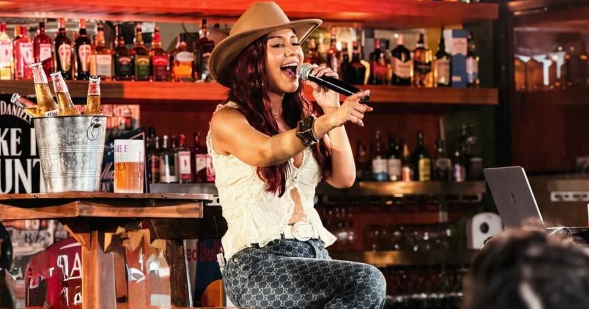 Priscila Senna grava clipe surpresa de “Sua Vez de Terminar” em bar no Recife (Divulgação)