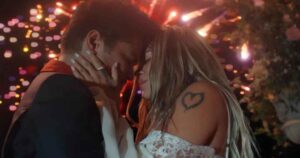 Bruno Mars e Karol G no videoclipe de "Dance With Me" (Reprodução Youtube)