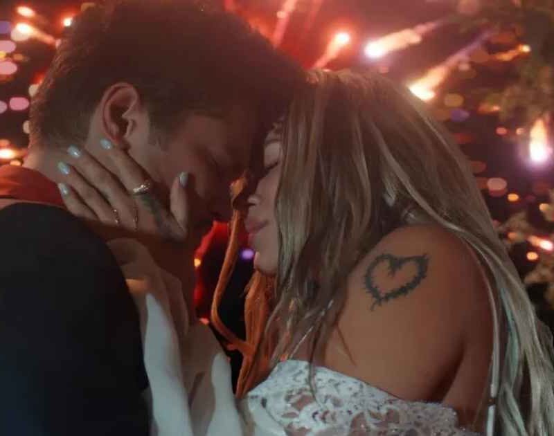 Drake reage a Karol G como Julieta em clipe romântico de Bruno Mars