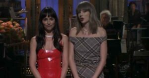 Dakota Johnson e Taylor Swift durante o Saturday Night Live (Reprodução)
