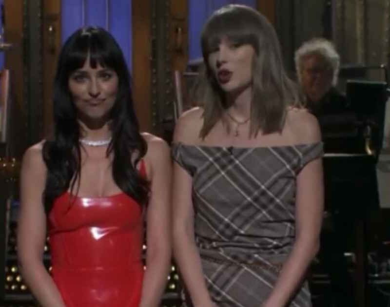 Dakota Johnson e Taylor Swift durante o Saturday Night Live (Reprodução)