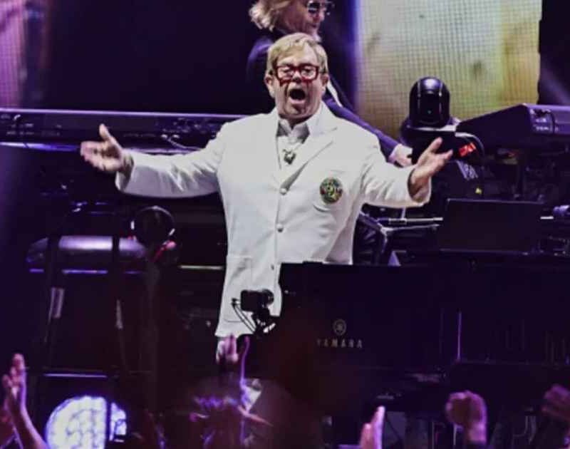 Elton John agradece aos fãs e se despede dos palcos no México
