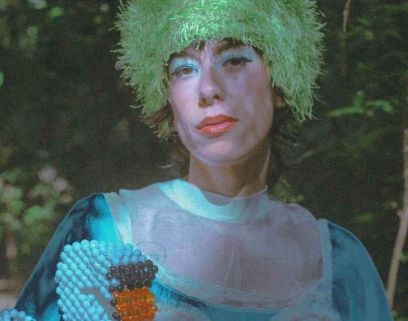 Marina Mole cria anjo em álbum conceitual ‘Azucrim’
