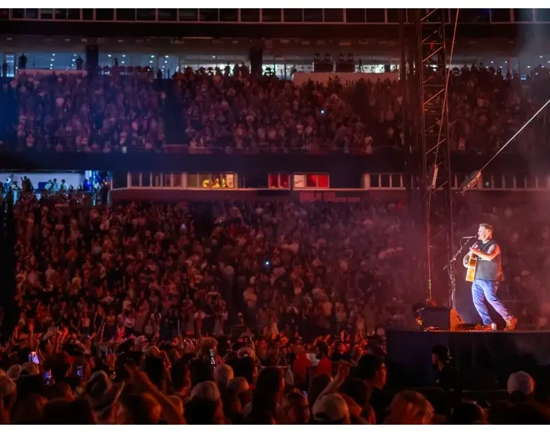 Zach Bryan bate recorde em show nos EUA e repete camiseta da Palestina