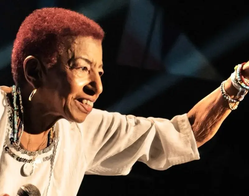 Leci Brandão celebra 50 anos de samba com indicação ao Grammy Latino