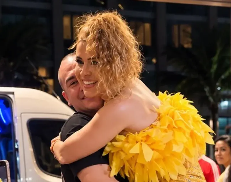 Joelma é carregada no colo após show de mais de 3 horas no Rio de Janeiro