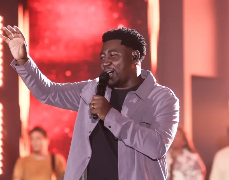 Samuel Miranda inicia nova fase com álbum visual ao vivo