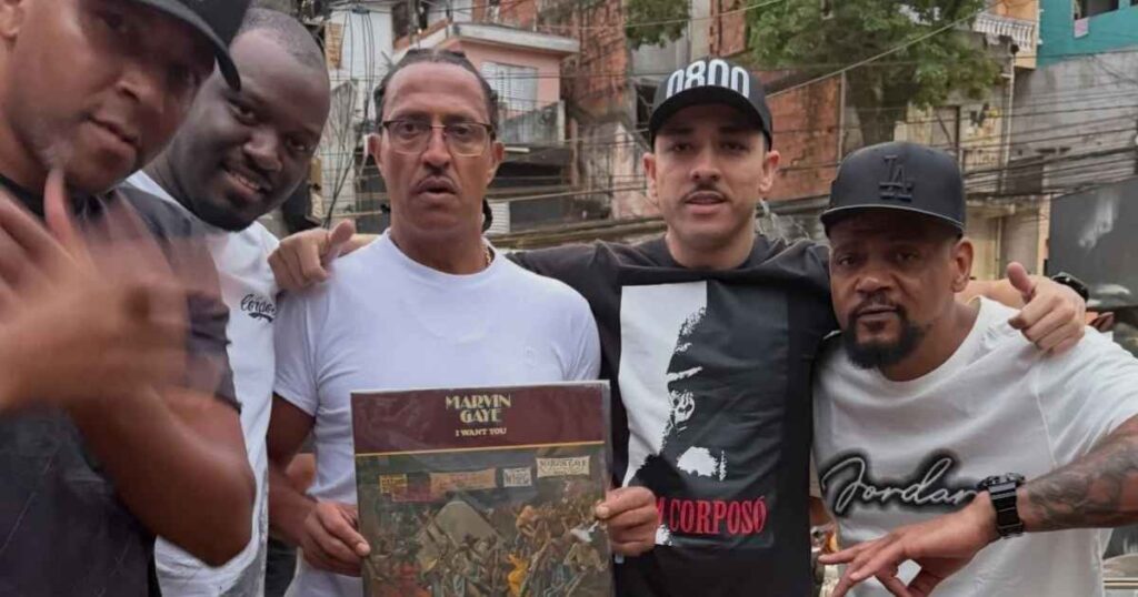 Mano Brown segurando o vinil de 'I Want You' de Marvin Gaye, acompanhado por amigos (Reprodução Instagram)