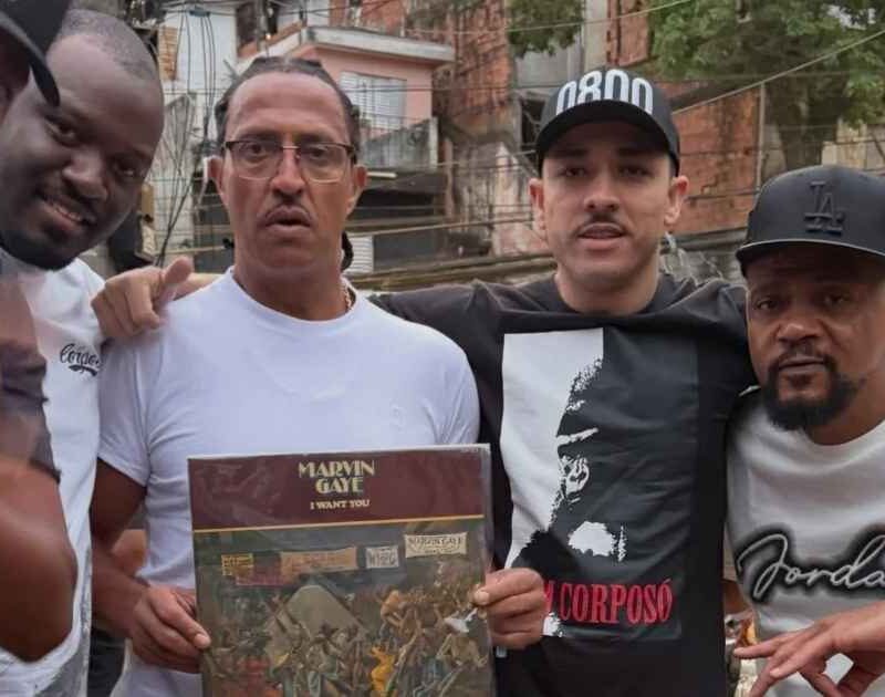 Mano Brown se emociona ao ganhar vinil raro de Marvin Gaye